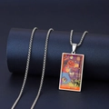 Détail du pendentif Tarot Justice avec tête de citrouille, chat noir et motif de balance - Justice