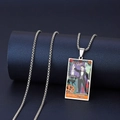 Détail du pendentif carte de tarot Le Magicien en acier avec peinture à l'huile - Magicien