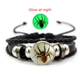 Detalle macro de la pulsera gótica de cuero con espécimen de araña que brilla en la oscuridad - Araña