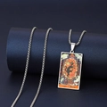 Détails de la médaille tarot XXI Le Monde avec motifs gothiques sombres et chaîne - MONDE