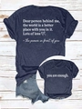 Macro di una t-shirt in cotone blu scuro con scritte e pantaloncini di jeans abbinati - S / Blu Navy (Font Bianco)