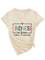 Dettaglio della stampa Kindness Is Free con cuore leopardato e orlo annodato su maglia V - S / Sabbia (Grafica Nera)