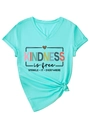 Dettaglio di maglietta verde menta con scollo a V, stampa Kindness e nodo laterale - S / Verde Menta (Stampa Nera)