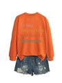 Détail du sweat-shirt orange avec imprimé de lettres et short en jean bleu effiloché - S / Orange