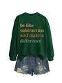 Dettaglio della felpa verde scuro con slogan e pantaloncini di jeans sfrangiati set - Verde scuro