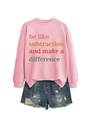 Set felpa rosa e shorts in denim con stampa 'be like subtraction' su sfondo bianco - Rosa
