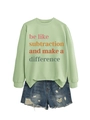 Felpa verde chiaro con stampa grafica abbinata a pantaloncini di jeans strappati e lavati - Verde oliva