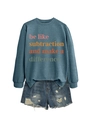Piatto di una felpa blu con scritta e pantaloncini di jeans strappati su sfondo bianco - Blu