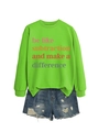 Dettaglio della felpa verde neon e pantaloncini di jeans blu con strappi - Verde fluorescente