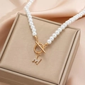 Elegant pearl necklace with a gold OT buckle and a sparkling letter M pendant - Gold M