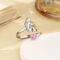 Detail eines Ringes mit Mädchen, das goldenen Hund umarmt, und rosa Strassstein - Legierungsringe Im Oktober / Einstellbar Offen