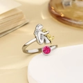 Makroaufnahme: Verstellbarer Ring mit silbernem Mädchen, goldenem Hund und rosa Edelstein - Legierungsringe Im Juli / Einstellbar Offen