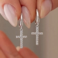 Orecchini a cerchio con ciondolo a croce di strass in acciaio inossidabile argentato - Argento