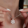 Elegante collana con ciondolo a fiocco di neve traforato in acciaio argento lucido per l'inverno - Argento