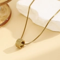 Collier élégant avec pendentif cylindre doré, finition sablée mate et chaîne vénitienne - Doré