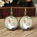 Pendientes vintage de bronce con cabujón de cristal con motivo de gallo blanco y detalles florales - Gancho Leverback (Base Bronce) / Gallo