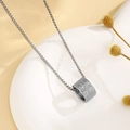 Collier minimaliste en acier argenté avec pendentif cylindre au fini givré - Argenté