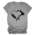 Dettaglio della T-shirt grigia girocollo con grafica creativa a forma di cuore per parrucchieri - S / Grigio Scuro (Carattere Nero)