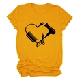 Dettaglio della t-shirt gialla in cotone con stampa strumenti da parrucchiere a cuore - S / Giallo Senape (Carattere Nero)