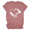 Detailansicht des Friseur-Werkzeug-Herzprints auf mauvefarbenem Rundhals-T-Shirt - S / Roségold (Weiße Schrift)