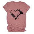 Detailansicht des Friseur-Herzprints auf rosa T-Shirt mit Scheren- und Kamm-Design - S / Roségold (Schwarze Schrift)