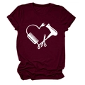 Detailansicht des weinroten T-Shirts mit weißem Herzmotiv aus Friseurwerkzeugen - S / Weinrot (Weiße Schrift)
