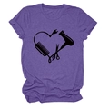 Detail eines lila T-Shirts mit Herzgrafik aus Friseurwerkzeugen für Damen - S / Lila (Schwarze Schrift)