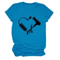 Flach liegendes himmelblaues T-Shirt mit kreativem Herzmuster aus Friseurwerkzeugen - S / See-Blau (Schwarze Schrift)