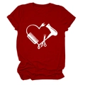 Detail eines roten Rundhals-T-Shirts mit weißem Herzprint aus Friseurwerkzeugen - S / Rot (Weiße Schrift)