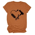 Detail eines caramel-farbenen T-Shirts mit herzförmigem Friseur-Motiv auf der Brust - S / Gebranntes Orange (Schwarze Schrift)