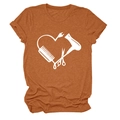 Detail des Herz-Hairstyling-Prints auf einem karamellfarbenen Rundhals-T-Shirt für Damen - S / Gebranntes Orange (Weiße Schrift)