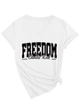 Dettaglio maglietta bianca scollo a V con stampa Freedom e nodo laterale alla moda - S / Bianco