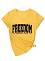 Dettaglio t-shirt gialla scollo a V con maniche arrotolate e stampa Freedom - S / Giallo