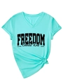 Dettaglio maglietta verde menta con scollo a V, stampa Freedom e nodo frontale - S / Blu Ciano