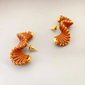 Retro Schmetterling Spiral Ohrringe mit brauner Lederschnur Umwicklung und Goldperlen - Braun