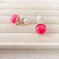 Eleganti orecchini pendenti con perle rosa marmorizzate e perle bianche su sfondo beige - Orecchini a lanterna