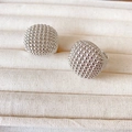 Bague perlée argentée exagérée avec surface texturée dans un présentoir à bijoux élégant - Stud boucles d'oreilles / Or Blanc