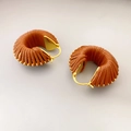 Pendientes de aro en C dorados con cuerda de cuero trenzado marrón oscuro de estilo retro - Marrón