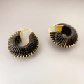 Detalle de pendientes de aro dorados con cordón de cuero marrón y remaches - Negro