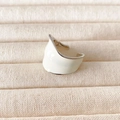 Bague ouverte ondulée en émail blanc crème au design minimaliste de feuilles - Bague