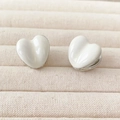 Minimalistische cremeweiße Herz-Ohrringe mit glänzender Emaille und silberner Basis - Creme