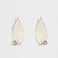 Bladvormige zilveren naald oorbellen met wit emaille in minimalistische moderne stijl - Wit geëmailleerde bladoorknopjes met 925 sterling zilveren pin
