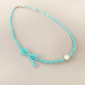 Collar de cuentas azul con lazo tejido y una perla blanca redonda de estilo minimalista - Azul