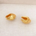 Neue chinesische goldene Ohrringe mit Samentextur und Spindelform im Vintage-Design - Goldene Creolen