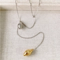 Zweifarbige silber-goldene spindelförmige Samenkapsel-Anhänger an feiner Gliederkette - Halskette