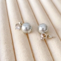 Elegante oorknopjes met parel en strass in zilver op een beige sieraden dienblad - Grijs (12mm)