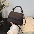 Sac à main carré marron foncé minimaliste en cuir mat lisse avec poignée à nœud élégante - Café