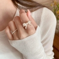 Elegante parelmoer strik ring set met geweven kralenontwerp en minimalistische dunne band - Strik Parel Ring Set