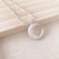 Collana minimalista con ciondolo a luna d'argento spazzolato su catena a serpente - Collana con Ciondolo a Luna