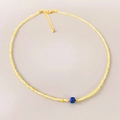 Collier minimaliste en perles jaunes avec pierre bleue et fermoir mousqueton doré - Collier Lapis-Lazuli